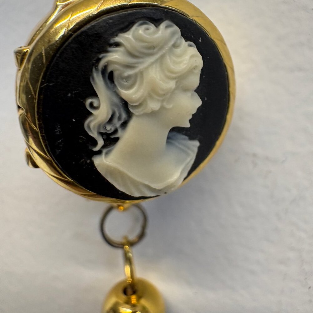 Medana Cameo Pendent Quartz Watch